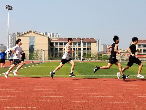 非洲运动员奋勇拼搏，壮志凌云的简单介绍