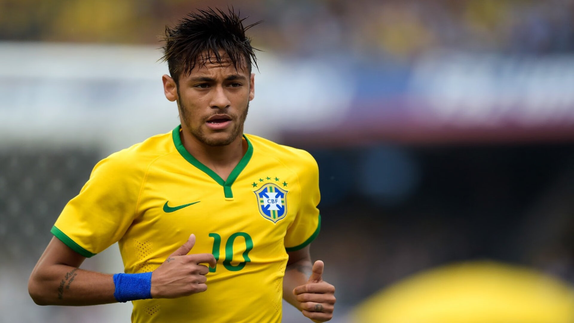 足球赛场焦点！意大利队对阵俄罗斯队，意外判罚引发热议，比赛氛围紧张